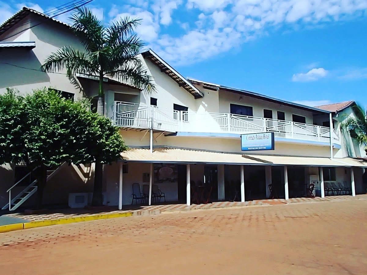 Vista do Conrado Palace Hotel em Lagoa Santa, Goiás, com acomodações completas e localização privilegiada.